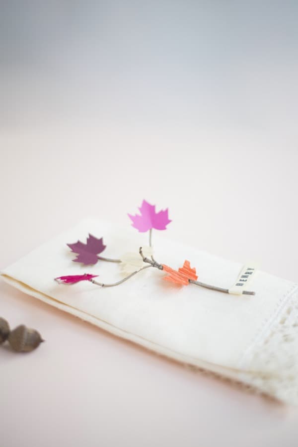 تزیین دستمال سفره ساده و شیک با برگهای رنگی فصل هزار رنگ